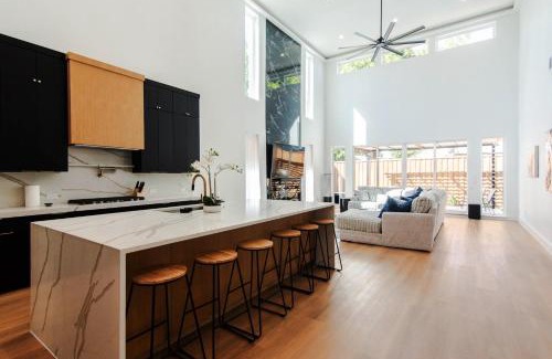 West Dallas House | SkyLuxe Five Modern 5BR Home with Dallas Skyline Rooftop Views