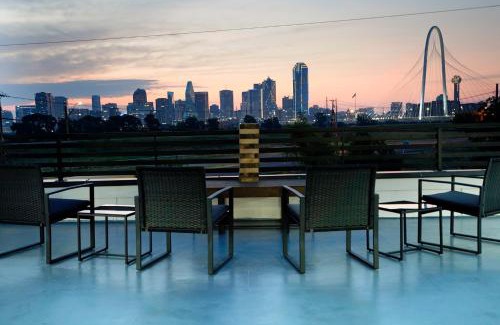 West Dallas House | SkyLuxe Five Modern 5BR Home with Dallas Skyline Rooftop Views