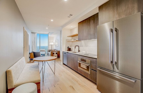 Rainey Street Historic District Condo | Sleek 15th-Floor Condo with Rooftop Pool, WiFi, Central AC, and Great Location