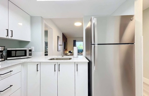 Lauderdale Harbours Condo | Sleek 1BR: Pool & Fashionable Design