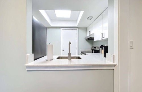 Lauderdale Harbours Condo | Sleek 1BR: Pool & Fashionable Design