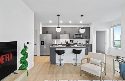 Birmingham Apartment | Sleek 2-Bedroom Retreat w/Exclusive Parking