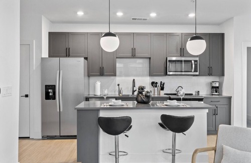 Birmingham Apartment | Sleek 2-Bedroom Retreat w/Exclusive Parking
