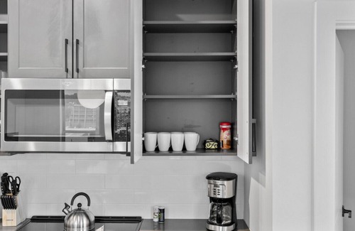 Birmingham Apartment | Sleek 2-Bedroom Retreat w/Exclusive Parking