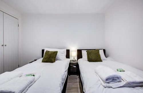 Colchester Apartment | Sleek 3 Bedroom 6 Beds 2 Bath Home