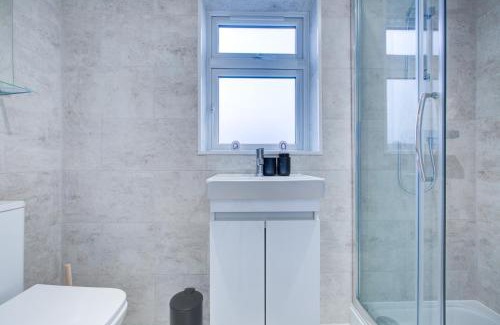 Colchester Apartment | Sleek 3 Bedroom 6 Beds 2 Bath Home