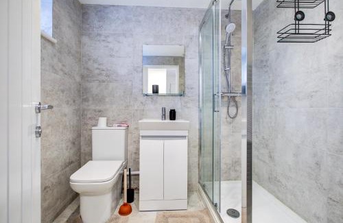 Colchester Apartment | Sleek 3 Bedroom 6 Beds 2 Bath Home