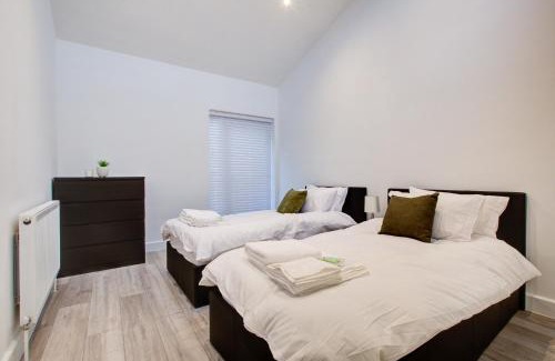 Colchester Apartment | Sleek 3 Bedroom 6 Beds 2 Bath Home