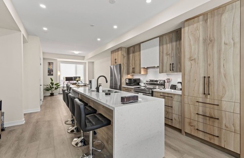 Oakville House | Sleek and Stylish 3-Story Townhouse with Parking