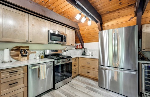 Arnold Cabin | Sleek Blue Lake Springs Retreat w/Deck & Yard!