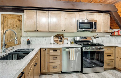 Arnold Cabin | Sleek Blue Lake Springs Retreat w/Deck & Yard!