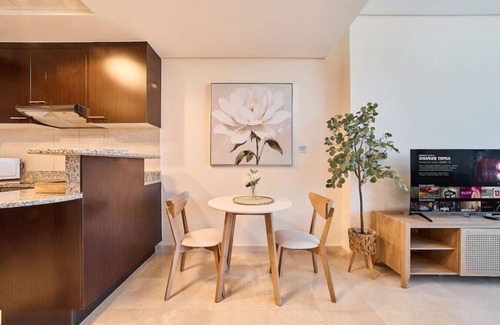 Bur Dubai Apartment | Sleek DIFC Studio: Perfect for Business & Leisure