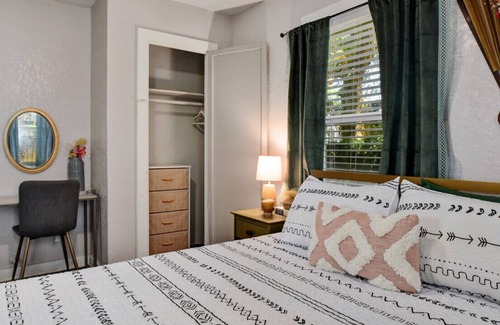 Eastside Promise Neighborhood House | Sleek Dignowity Hill Apt - 2 Min to DT-1