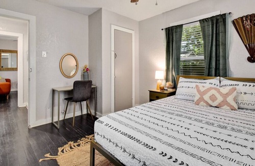 Eastside Promise Neighborhood House | Sleek Dignowity Hill Apt - 2 Min to DT-1