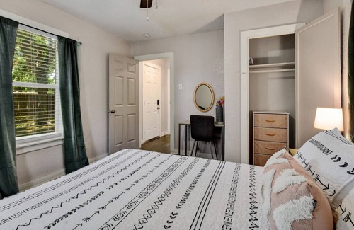 Eastside Promise Neighborhood House | Sleek Dignowity Hill Apt - 2 Min to DT-1