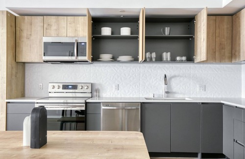 City West Apartment | Sleek Downtown 1BR w/Pool, Gym & W/D near Staples Center, by Blueground (LAX 542)