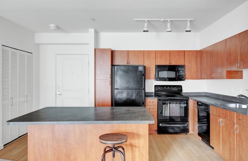 West Bellevue Apartment | Sleek Downtown Bellevue 1BR w/W/D & Storage, near Shops, by Blueground