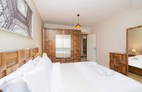 Konyaalti Apartment | Sleek Flat w Balcony 10 min to Coast in Konyaalti