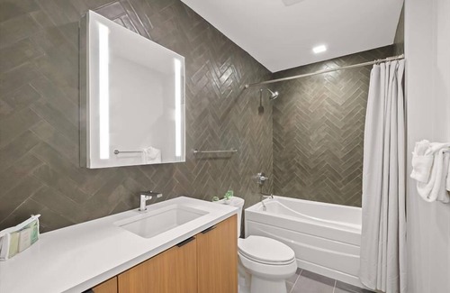 NoMa House | Sleek Kitchen w/High End Appliances | Union Station & Union Market Close by