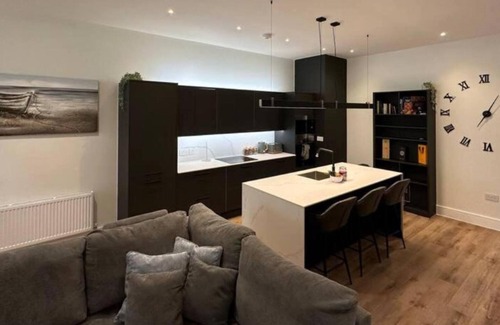 Westcliff-on-Sea Apartment | Sleek & Modern 2BR w/WiFi & Netflix - City Centre Nr Cliffs Pavillion