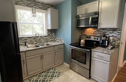 St. Gabriel Apartment | Sleek Modern Apartment near Tiger Stadium and L'Auberge Casino