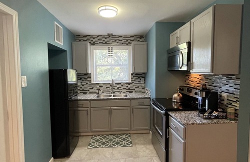 St. Gabriel Apartment | Sleek Modern Apartment near Tiger Stadium and L'Auberge Casino