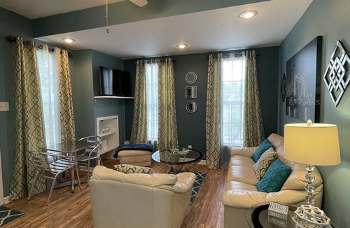 St. Gabriel Apartment | Sleek Modern Apartment near Tiger Stadium and L'Auberge Casino