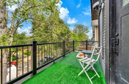 Front Park Apartment | Sleek & Modern Full House Dtwn