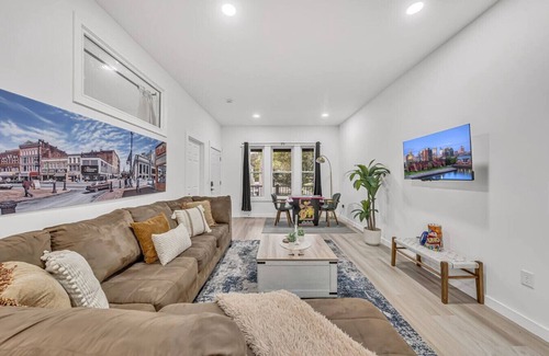 Front Park Apartment | Sleek & Modern Full House Dtwn