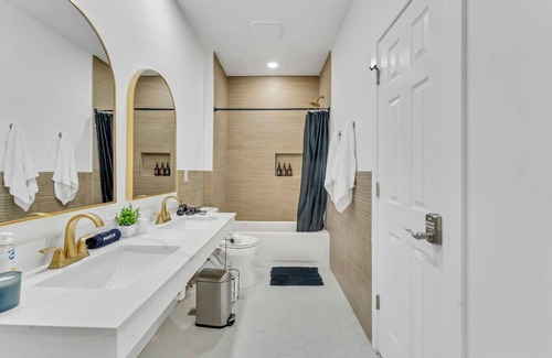 Front Park Apartment | Sleek & Modern Full House Dtwn