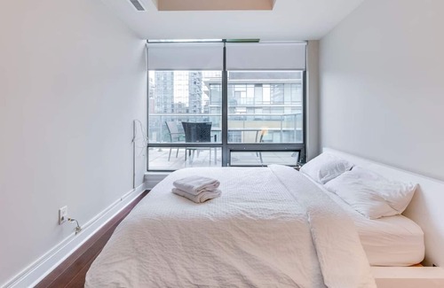 Yorkville Apartment | Sleek Modern Yorkville Suite