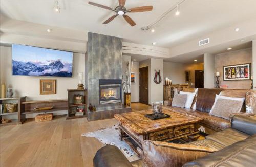 Downtown Steamboat Springs House | Sleek Mountain Retreat - Downtown - Summer AC