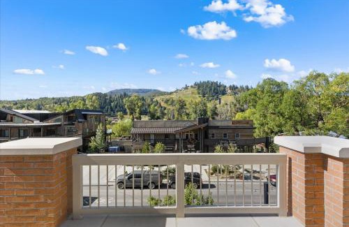 Downtown Steamboat Springs House | Sleek Mountain Retreat - Downtown - Summer AC