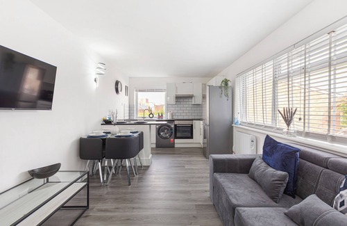Reading Apartment | Sleek Reading Apartment Near Town Centre - Stylish Stay for Work or Leisure