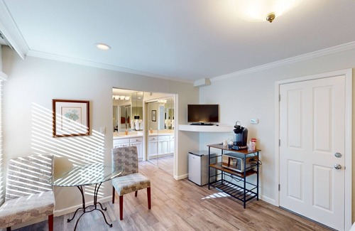 Napa Condo | Sleek Silverado Studio | Private Fenced Patio | Pool & On-Site Dining