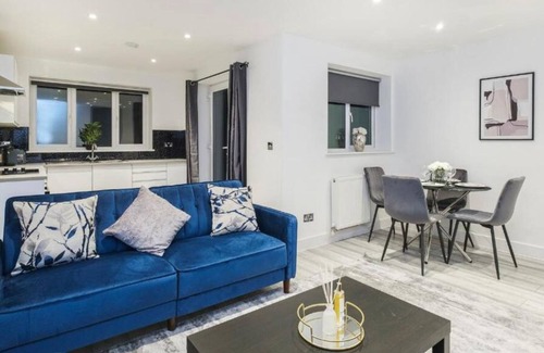 Southend-on-Sea Apartment | Sleek & Vibrant 1BR City Centre Nr High St & Southend Beach by Luxiety Stays