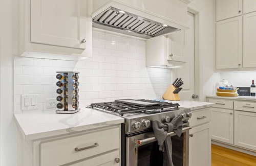 Dallas House | Sleep 16 - Mini Golf-Patio-Arcade-Pool Table & Fun - DAL - Easy Airport Access