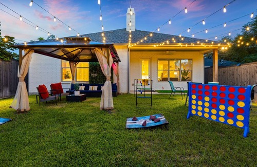 Dallas House | Sleep 16 - Mini Golf-Patio-Arcade-Pool Table & Fun - DAL - Easy Airport Access