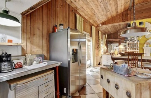 Gordonville House | Sleep 7 near Texoma. King Bed! Small dog friendly!n