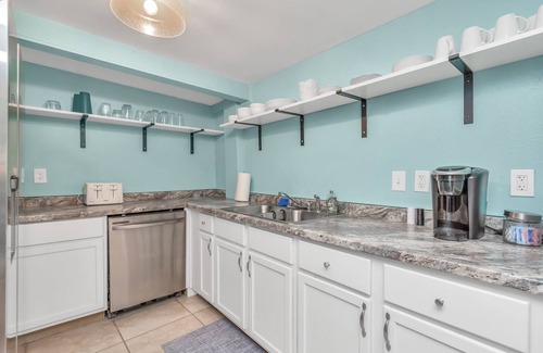 San Jacinto Apartment | Sleep a Group of 7 in this Spacious Galveston Studio - Minutes to Beach!