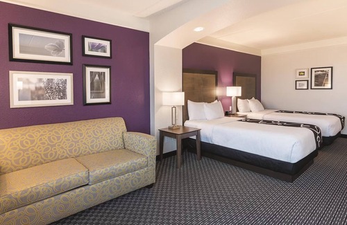 Arlington Hotel | Sleep by the Thrills: 2 Cozy Hotel Rooms Near Six Flags & AT&T Excitement!