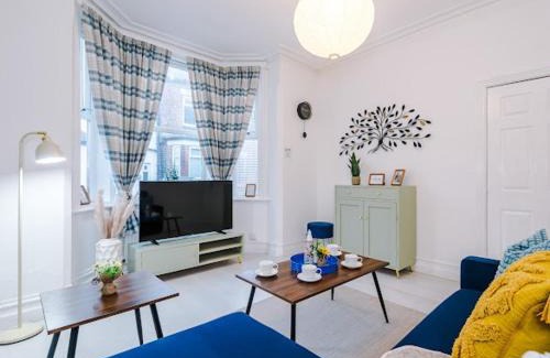 Manchester Apartment | Sleep7, Pool Table, TTennis, Free Parking, 3BR