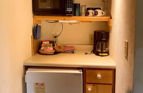 Winthrop Apartment | Sleeping Wolf Studio w/ski trail & river access, pool/hot tub