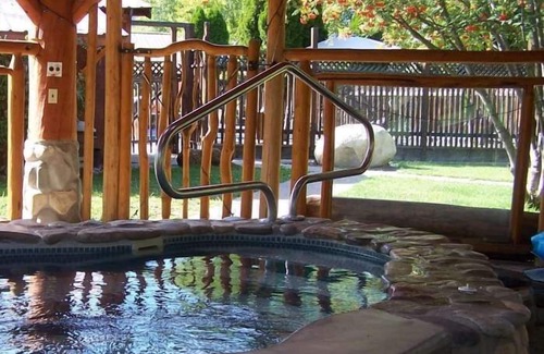 Winthrop Apartment | Sleeping Wolf Studio w/ski trail & river access, pool/hot tub