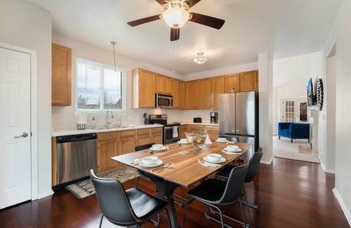 Centennial House | Sleepover in Centennial large backyard near everything. Pets Welcome