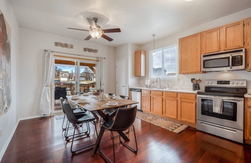 Centennial House | Sleepover in Centennial large backyard near everything. Pets Welcome
