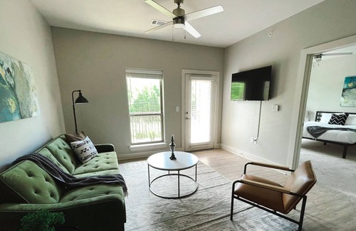 Rock Creek Apartment | Sleepover: Stunning 1BD/1BA + Gym - Little Rock