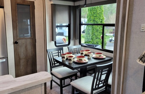Gatlinburg - Pigeon Forge House | Sleeps 10 across from the GSMNP!