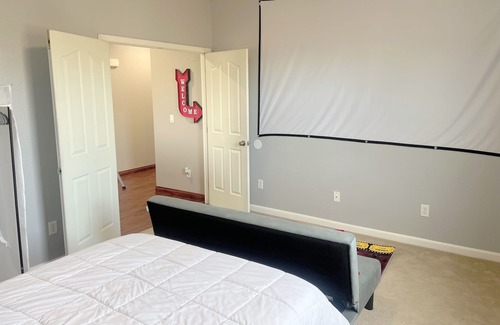 West Sacramento House | Sleeps 10 Centrally Located w/Theater Room