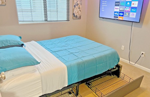 West Sacramento House | Sleeps 10 Centrally Located w/Theater Room